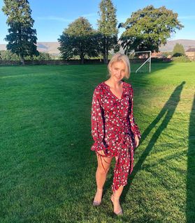 Helen Skelton feet photo thumbnail