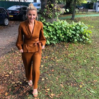 Helen Skelton feet photo thumbnail