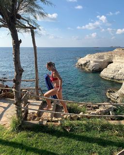 Helen Skelton feet photo thumbnail