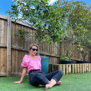 Helen Skelton feet photo thumbnail