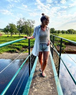 Helen Skelton feet photo thumbnail