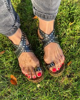 Helen Skelton feet photo thumbnail