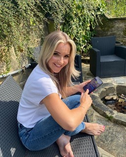 Helen Skelton feet photo thumbnail