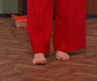 Helen Skelton feet photo thumbnail