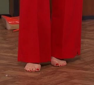 Helen Skelton feet photo thumbnail