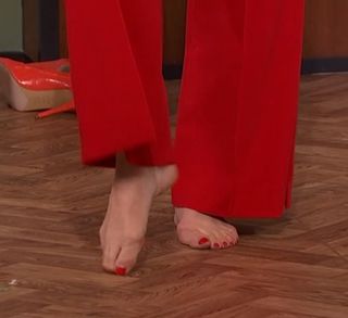 Helen Skelton feet photo thumbnail