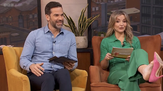 Helen Skelton feet photo thumbnail