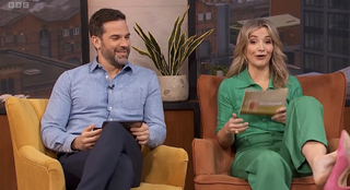 Helen Skelton feet photo thumbnail