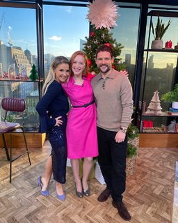 Helen Skelton feet photo thumbnail