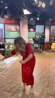 Helen Skelton feet photo thumbnail