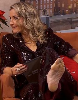 Helen Skelton feet photo 3