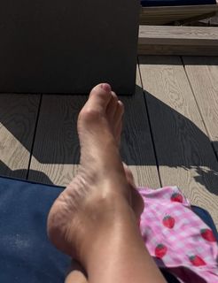 Helen Skelton feet photo 2