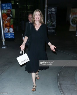Helen Slater feet photo thumbnail