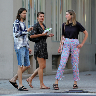 Helena Christensen feet photo thumbnail