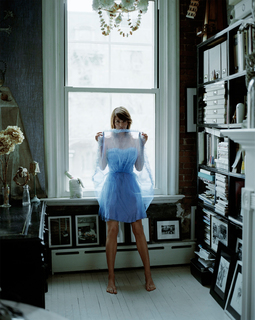 Helena Christensen feet photo thumbnail