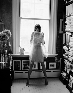 Helena Christensen feet photo thumbnail