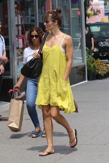 Helena Christensen feet photo thumbnail