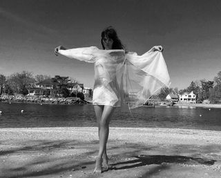 Helena Christensen feet photo thumbnail