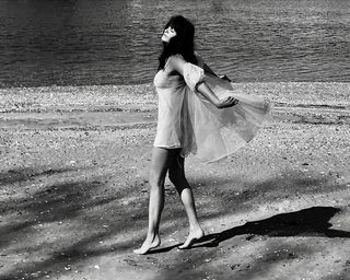 Helena Christensen feet photo thumbnail