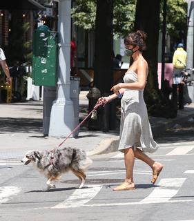 Helena Christensen feet photo thumbnail