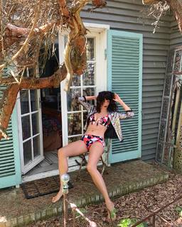 Helena Christensen feet photo thumbnail