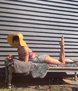 Helena Christensen feet photo thumbnail