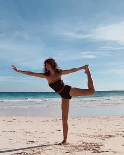 Helena Christensen feet photo thumbnail