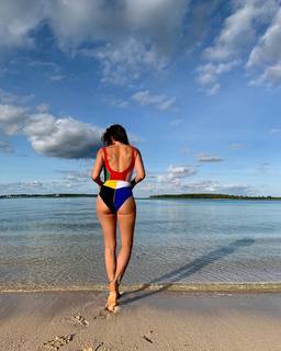 Helena Christensen feet photo thumbnail