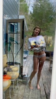 Helena Christensen feet photo thumbnail