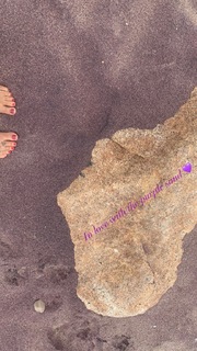 Helena Christensen feet photo thumbnail