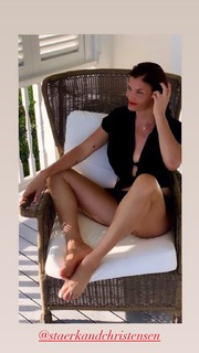 Helena Christensen feet photo thumbnail