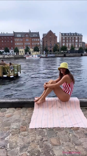 Helena Christensen feet photo thumbnail