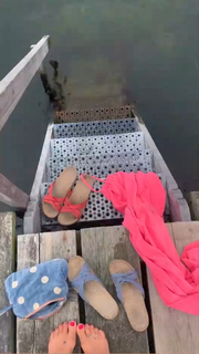 Helena Christensen feet photo thumbnail