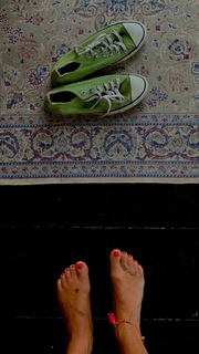 Helena Christensen feet photo thumbnail