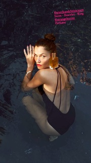 Helena Christensen feet photo thumbnail