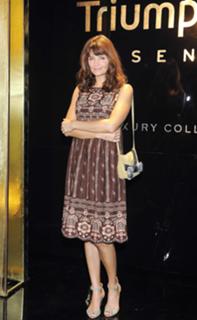 Helena Christensen feet photo thumbnail