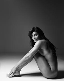 Helena Christensen feet photo thumbnail