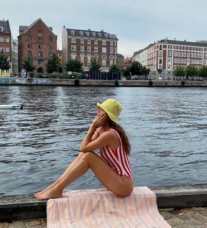 Helena Christensen feet photo thumbnail