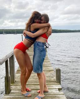 Helena Christensen feet photo thumbnail