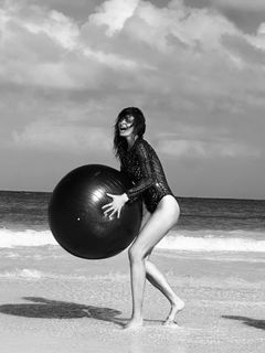 Helena Christensen feet photo thumbnail