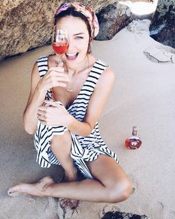 Helena Coelho feet photo 1