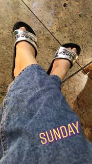 Helly Daruwala feet photo 6