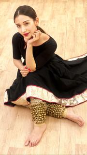 Helly Daruwala feet photo 20