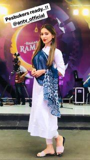 Helly Daruwala feet photo 18