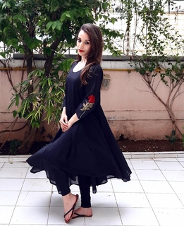 Helly Daruwala feet photo 17
