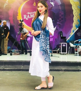 Helly Daruwala feet photo 16
