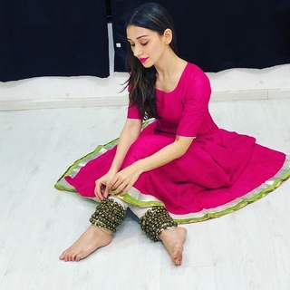 Helly Daruwala feet photo 15