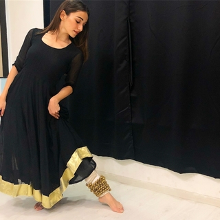 Helly Daruwala feet photo 14