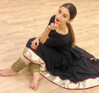 Helly Daruwala feet photo 13