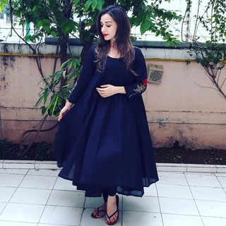 Helly Daruwala feet photo 12